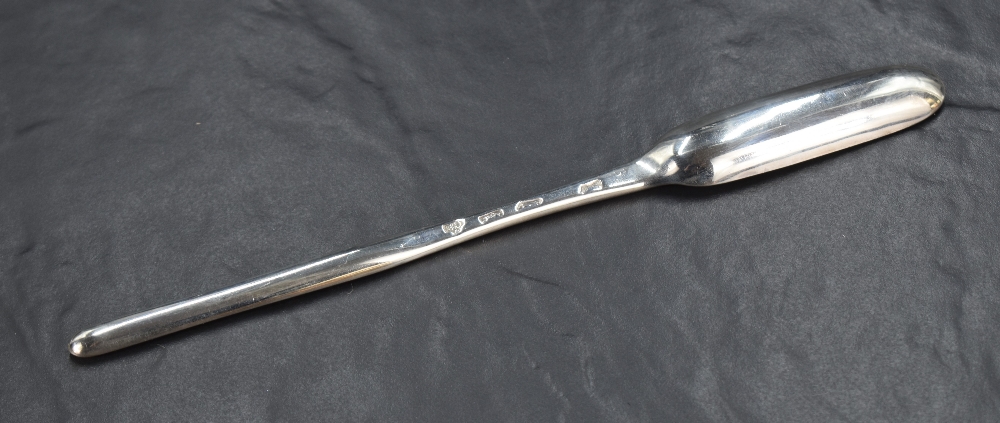 An early George II silver marrow scoop, of plain conventional design, with rounded central grip - Image 2 of 4