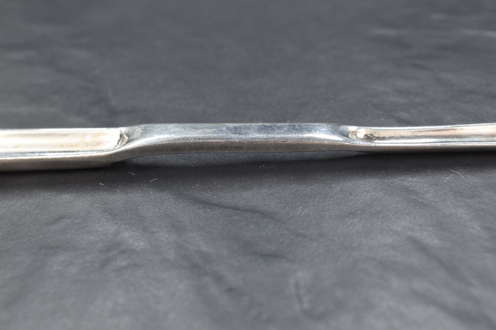 A George IV silver marrow scoop of traditional design, the dished scoop sections slightly tapering - Bild 3 aus 4