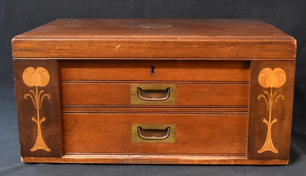 An Art Nouveau mahogany canteen, having a central brass shield inlay, brass handles and decorative - Image 2 of 6