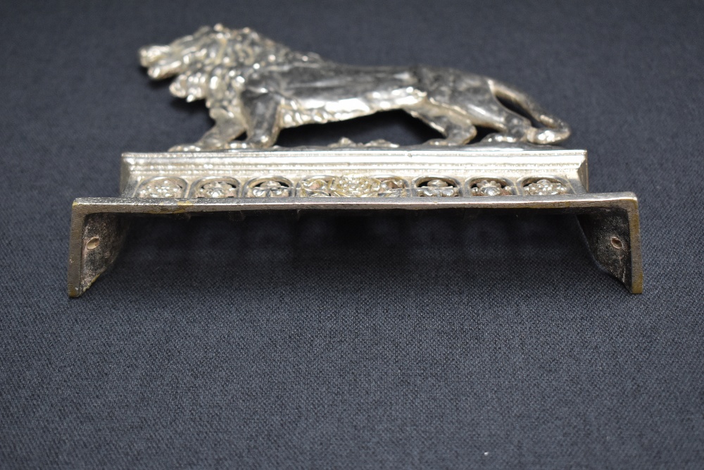 A Victorian silver plated fireside ornament depicting 'the British Lion' situated on a platform - Bild 4 aus 4