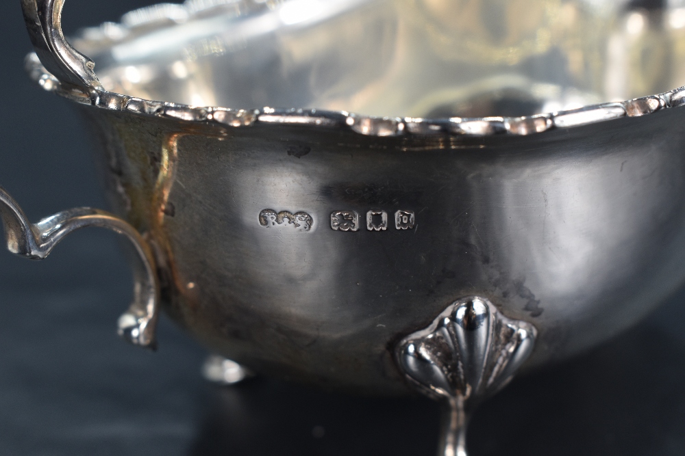 A George V silver sauce or gravy boat of traditional design, with Chippendale style rim, generous - Bild 4 aus 5