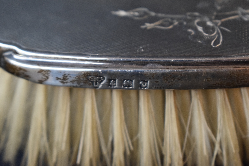 An early Elizabeth II silver mounted vanity set, comprising two hair brushes, two clothes brushes - Image 8 of 11