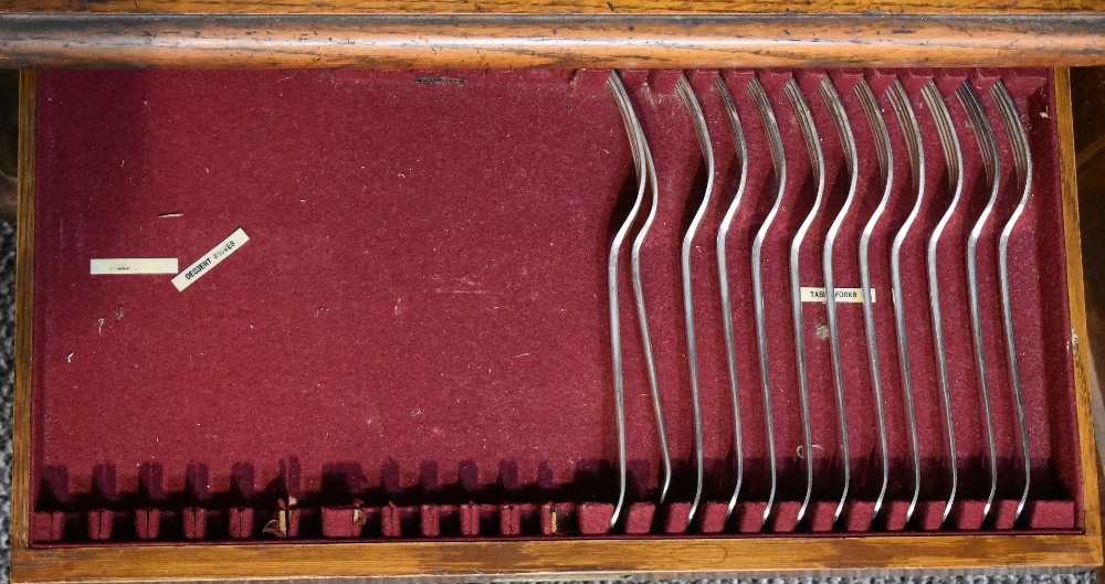 A late 19th / early 20th century oak canteen, having a central rectangular brass plaque and brass - Image 4 of 6