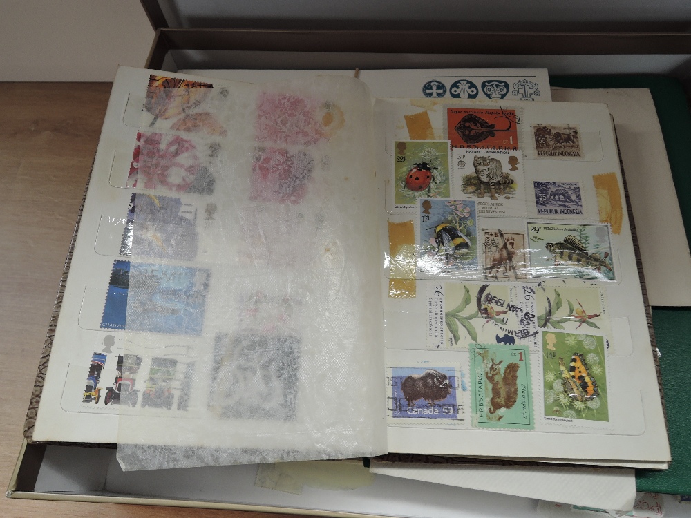WORLD STAMPS COLLECTION IN ALBUM AND 2 FLAT BOXES WITH LEAVES, COVERS ETC Springback album with - Image 9 of 11