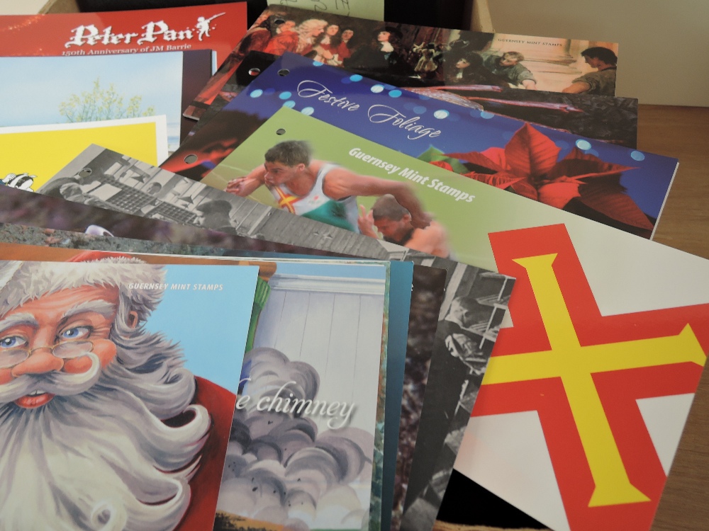 GUERNSEY COLLECTION OF APX 150 PRESENTATION PACKS IN ALBUMS & LOOSE 3 albums full of presentation - Bild 2 aus 3