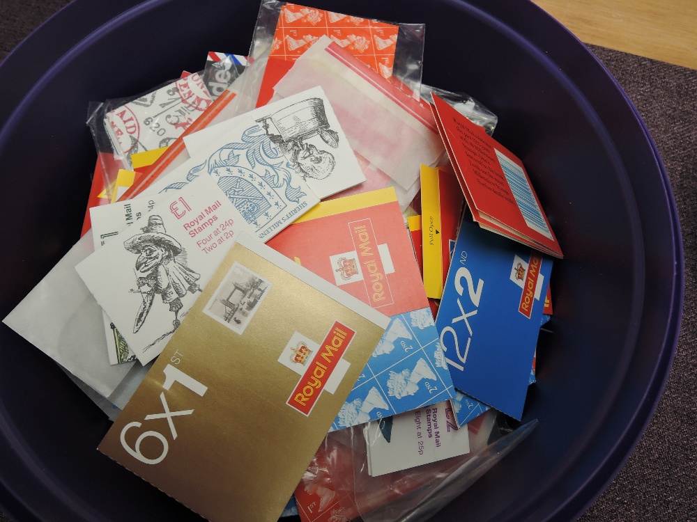 GB BOOKLETS 1980's-2000's TUB WITH 100+ BOOKLETS, BARCODED, NVI's AND MORE! Old Sweet tub with in - Bild 4 aus 4