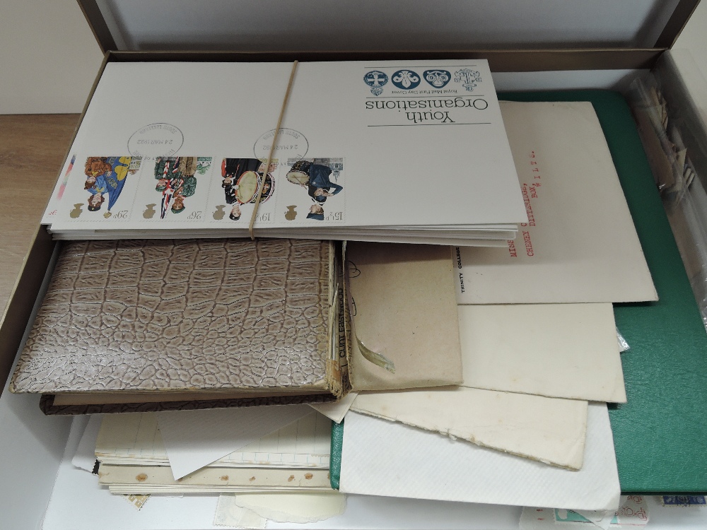 WORLD STAMPS COLLECTION IN ALBUM AND 2 FLAT BOXES WITH LEAVES, COVERS ETC Springback album with - Image 8 of 11