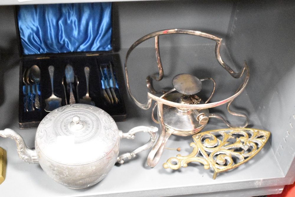 An assorted collection of silver plate and metalware, to include candelabras, cruet stands, candle - Image 4 of 5