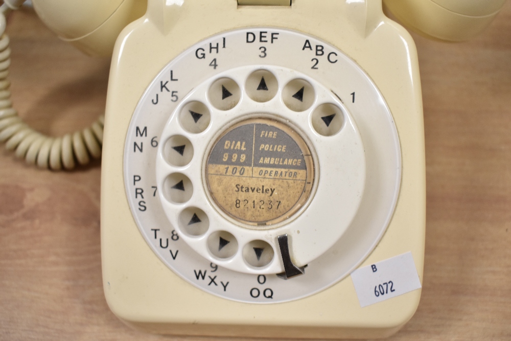 An early to mid-20th Century bakelite rotary dial telephone in cream, measuring 12cm high - Bild 2 aus 3