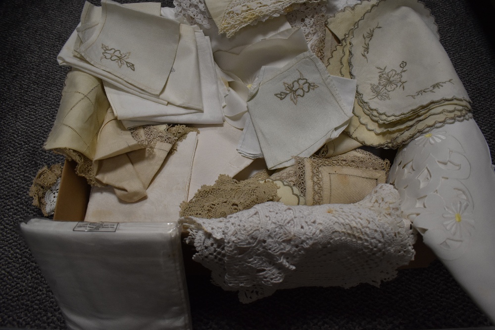 An assorted collection of soft goods and laced worked items, including table cloths and place mats - Image 2 of 2