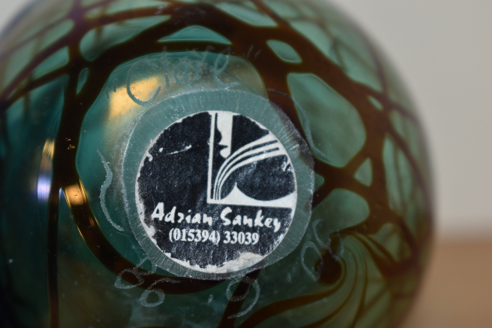 An Adrian Sankey art glass perfume bottle and a vase, both in iridescent mottled blue hues. - Bild 3 aus 4