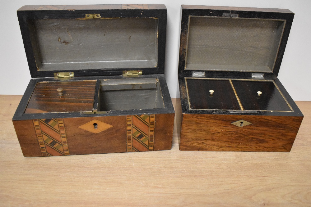 A late 19th / early 20th century tea caddy with inlaid shell decoration to edge and another inlaid - Bild 2 aus 2