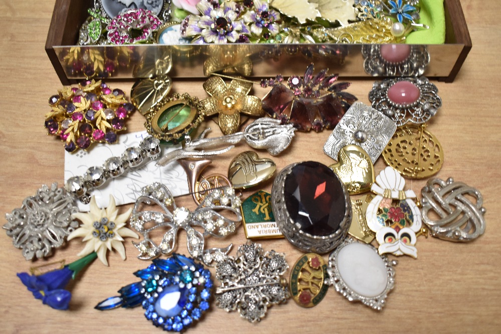 A collection of vintage costume jewellery, including brooches and scarf rings. - Image 3 of 3