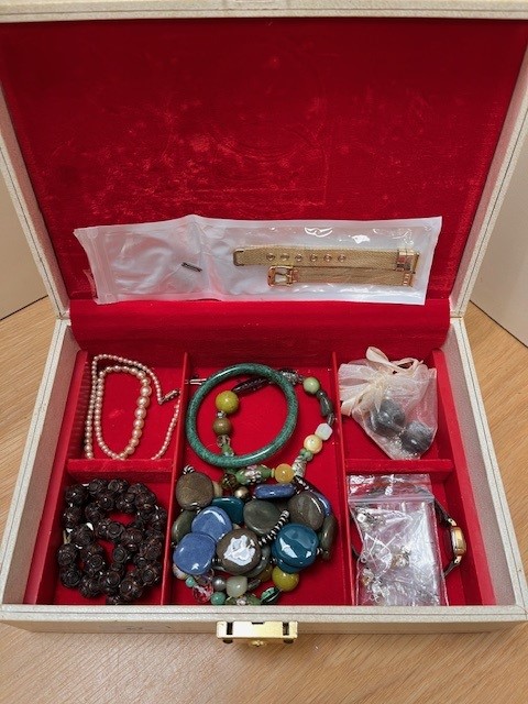 A cream jewellery box with red velvet lining, containing an assortment of costume jewellery - Image 3 of 3