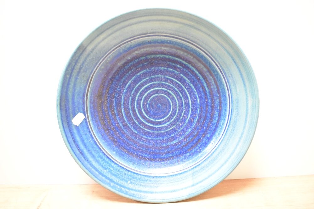 A studio pottery charger, in blue swirled colour way, by John Fraser, Corner cottage, Sewing shields - Bild 2 aus 4