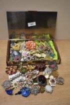 A collection of vintage costume jewellery, including brooches and scarf rings.