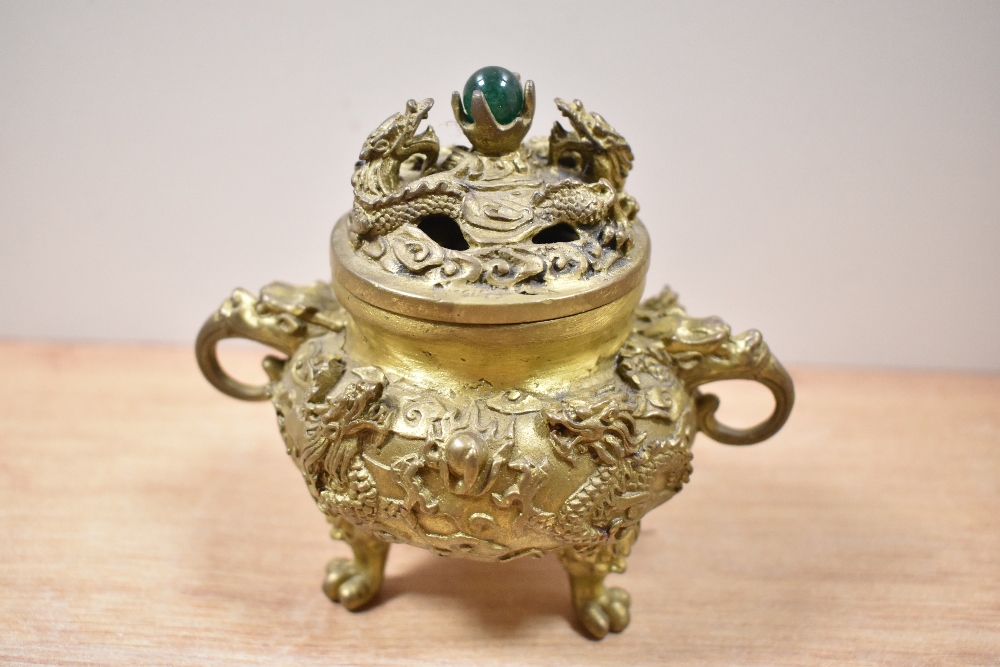 A 19th/20th Century Chinese cast metal lidded incense burner, the lid with polished green stone - Bild 4 aus 5