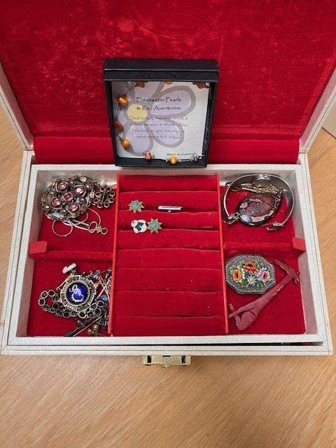 A cream jewellery box with red velvet lining, containing an assortment of costume jewellery - Image 2 of 3