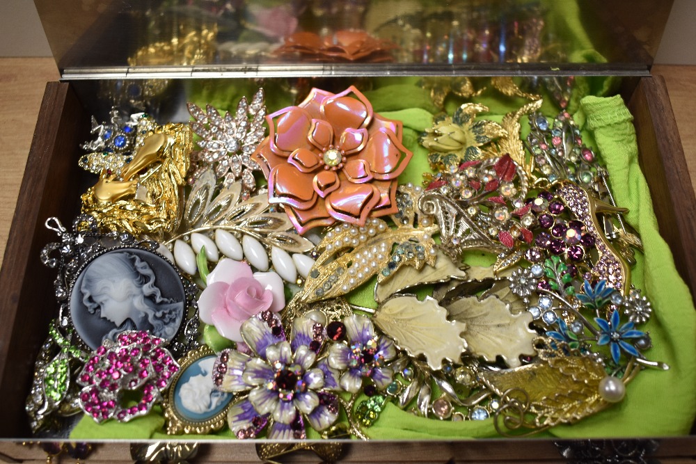 A collection of vintage costume jewellery, including brooches and scarf rings. - Image 2 of 3