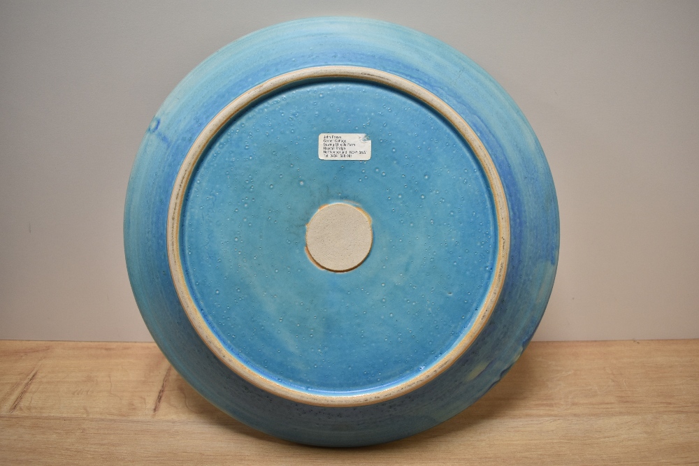 A studio pottery charger, in blue swirled colour way, by John Fraser, Corner cottage, Sewing shields - Bild 3 aus 4