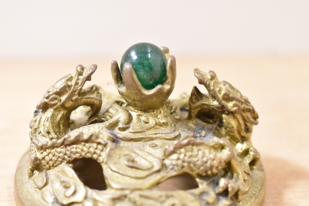 A 19th/20th Century Chinese cast metal lidded incense burner, the lid with polished green stone - Bild 2 aus 5