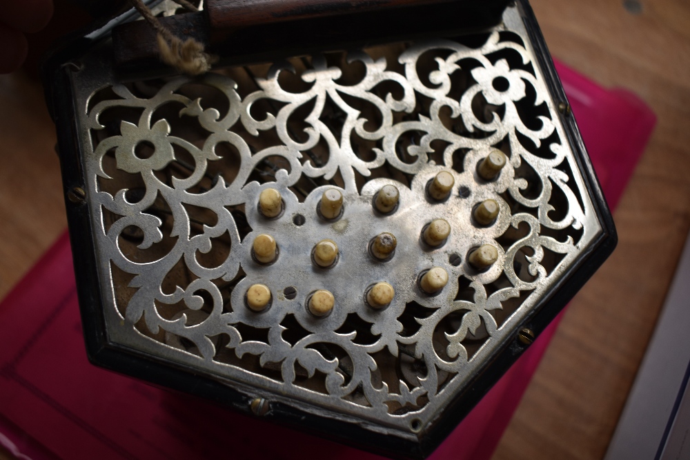 A late 19th or early 20th Century Lachenal style (unlabelled) 31 button concertina in lined mahogany - Bild 3 aus 5