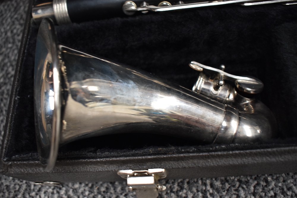 A Bundy by Selmer bass clarinet, with Vandoren Paris B44 mouthpiece, serial number 25736 with hard - Bild 3 aus 4