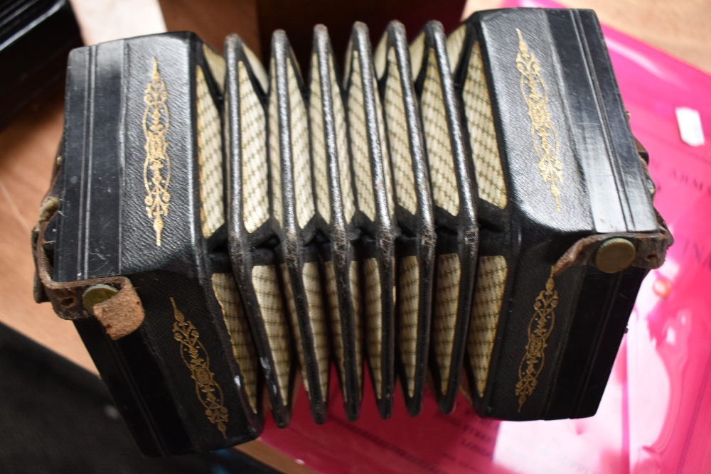 A late 19th or early 20th Century Lachenal style (unlabelled) 31 button concertina in lined mahogany - Bild 2 aus 5