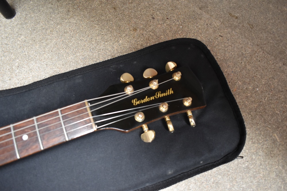 A Gordon Smith GS1 electric guitar having mahogany finish, sold with Fender padded gig bag - Bild 2 aus 3