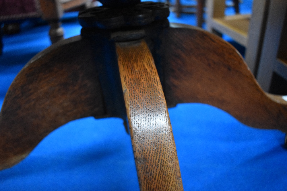 An early 20th Century oak swivel office chair - Image 3 of 4