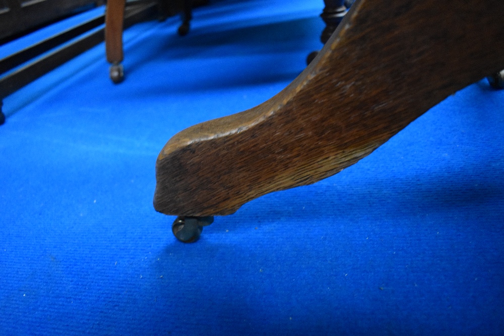 An early 20th Century oak swivel office chair - Image 4 of 4