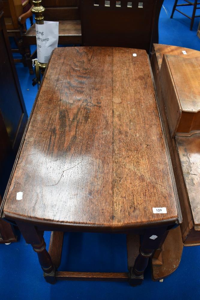 An early 20th Century oak gateleg table having turned frame