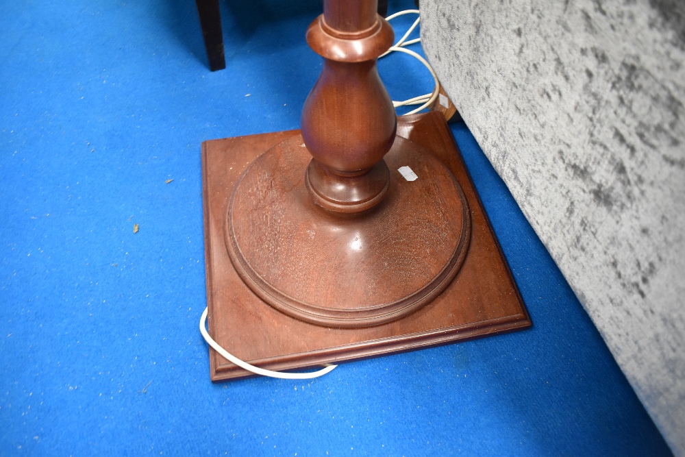 A traditional mahogany standard lamp - Image 2 of 2