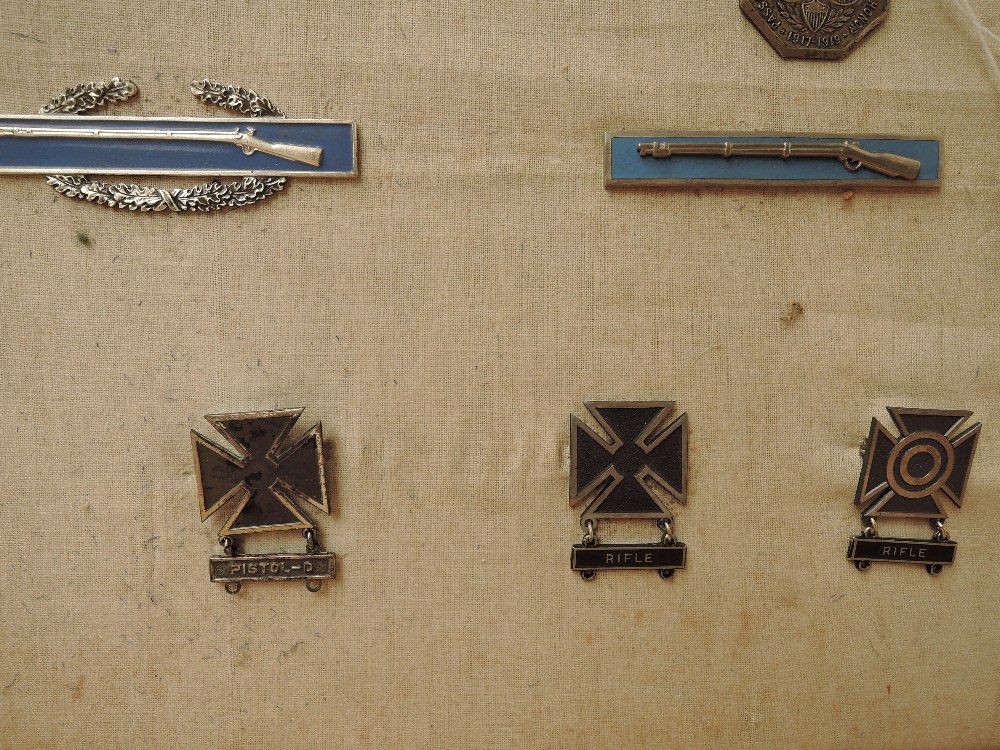 A collection of US Medals and Badges, WWII European African Middle Eastern Campaign Medal, WWII - Image 7 of 8