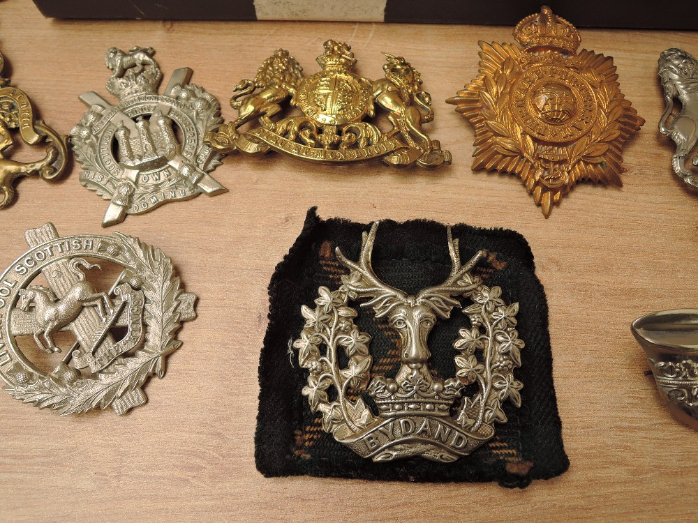 A tray of Cloth Badges and Epaulettes along with metal badges including Liverpool Scottish, Scottish - Image 2 of 3