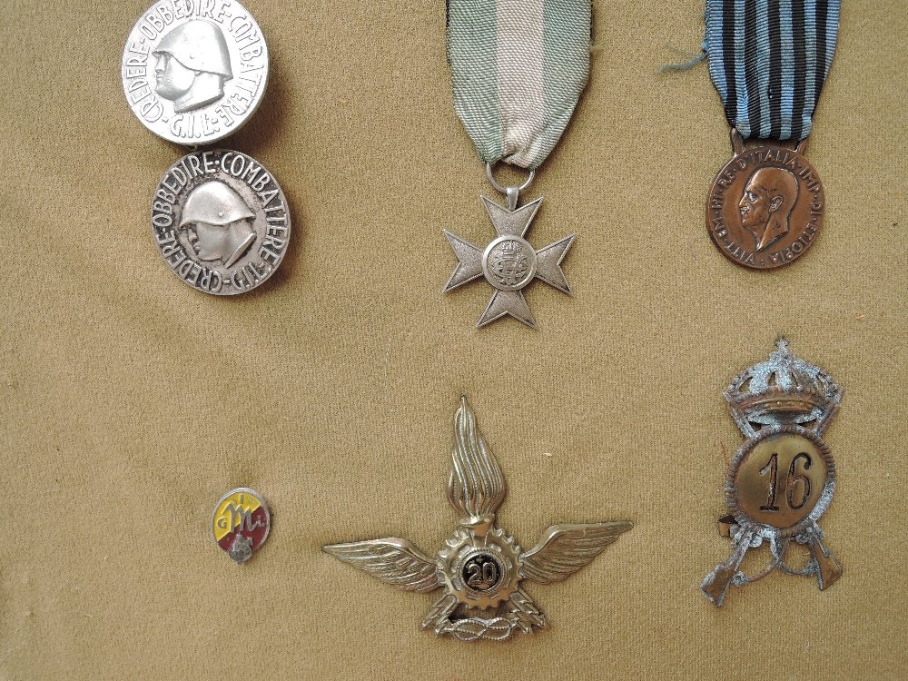 A collection of Italian Medals, Fascist Youth Badge x2, WWI Republic Long Service Cross 16 Years, - Image 2 of 4