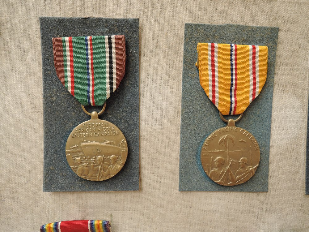 A collection of US Medals and Badges, WWII European African Middle Eastern Campaign Medal, WWII - Image 2 of 8