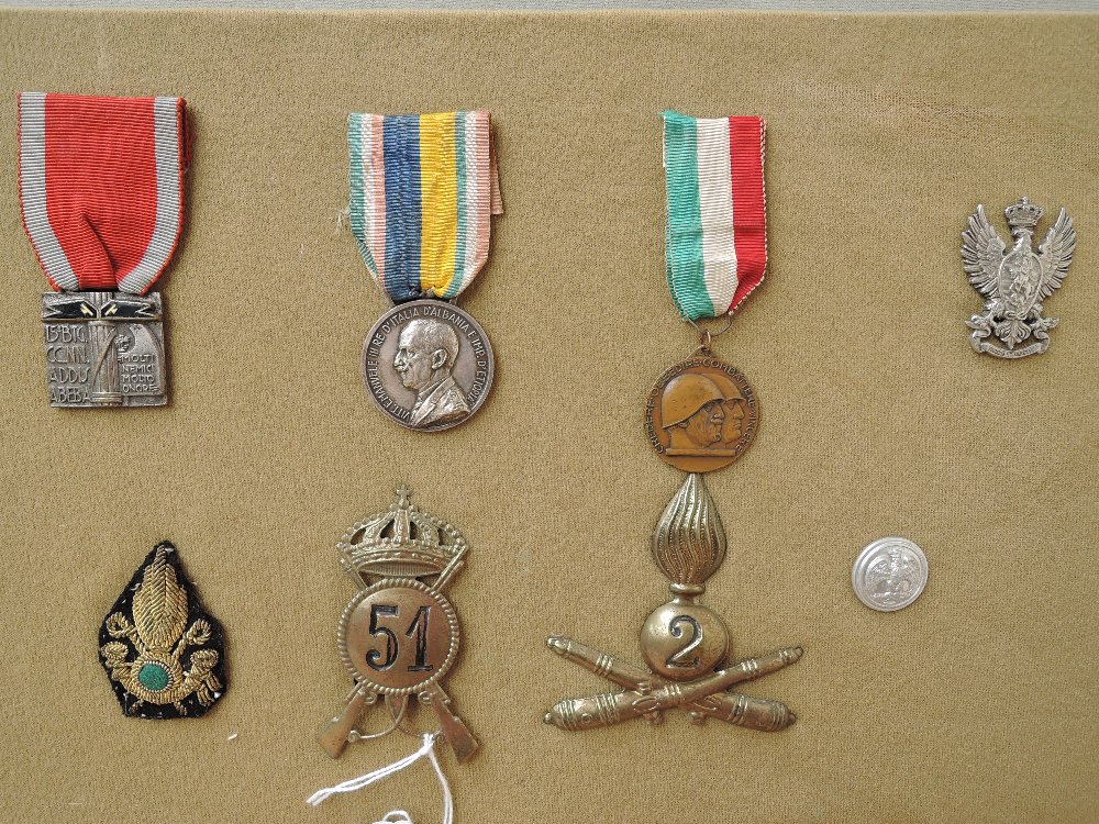 A collection of Italian Medals, Fascist Youth Badge x2, WWI Republic Long Service Cross 16 Years, - Image 3 of 4