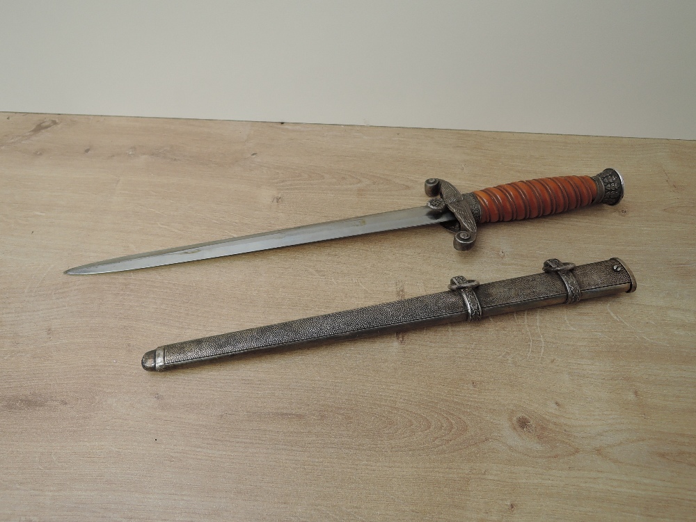 A WWII German Army Officers Dagger with scabbard, makers mark Original Eickhorn Solingen, blade - Image 2 of 7