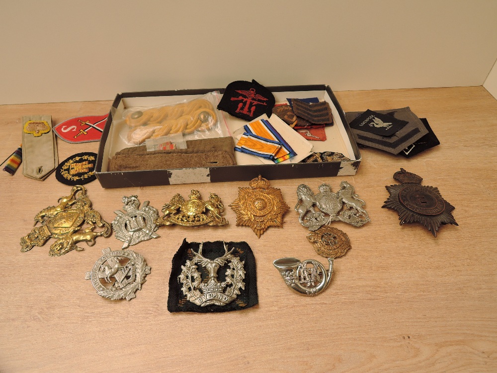 A tray of Cloth Badges and Epaulettes along with metal badges including Liverpool Scottish, Scottish