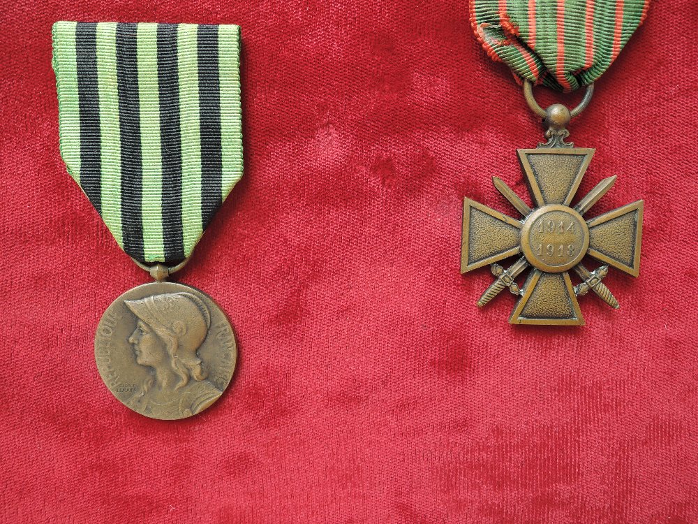 A collection of French Medals and Badges, Knights Order of the Legion of Honour 1870, Order - Image 2 of 9
