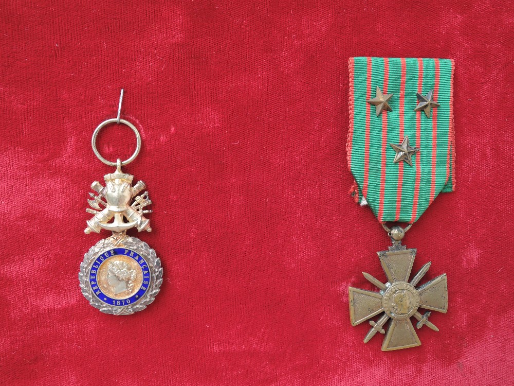 A collection of French Medals and Badges, Knights Order of the Legion of Honour 1870, Order - Image 8 of 9