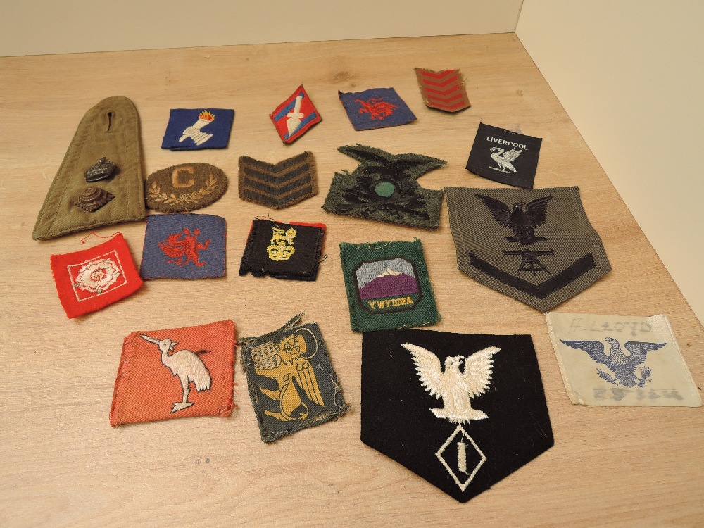 A tray of Cloth Badges and Epaulettes along with metal badges including Liverpool Scottish, Scottish - Image 3 of 3