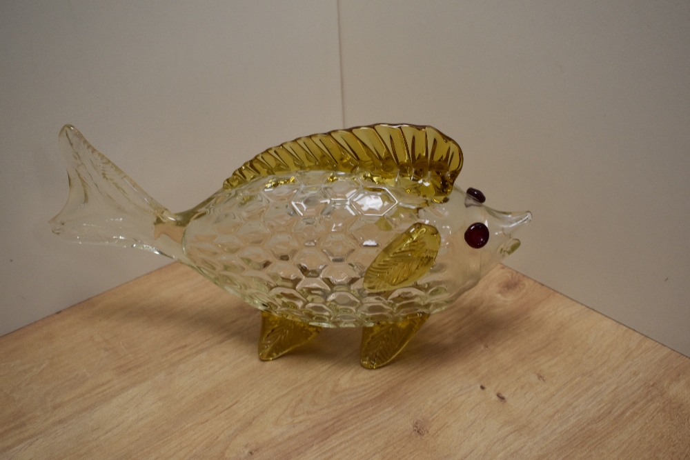A mid century continental art glass fish ornament.. - Image 2 of 2