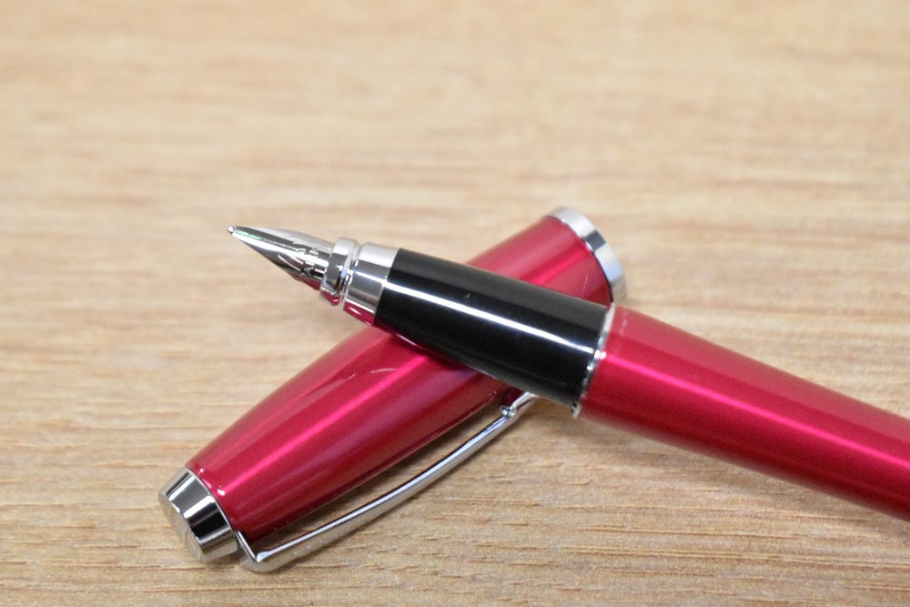 A Parker Urban converter fill fountain pen and ballpoint pen set in Vibrant Magenta with chrome - Image 2 of 3