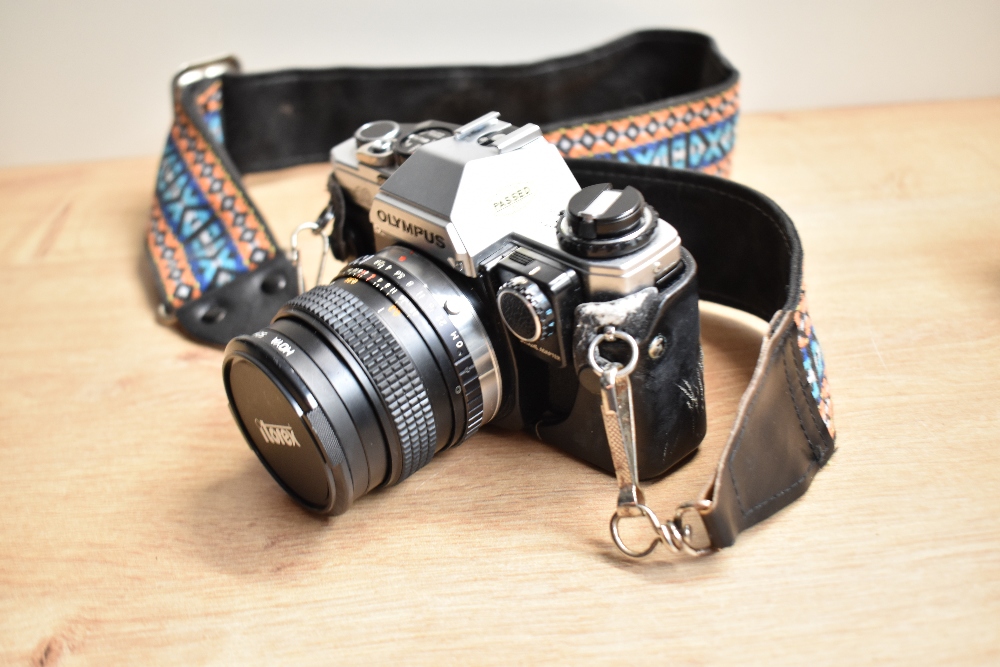 An Olympus OM10 camera with Itorex 1:2,8 28mm, an Itorex MC Auto Zoom 1:4,5 80-205, an Olympus OM- - Image 2 of 5