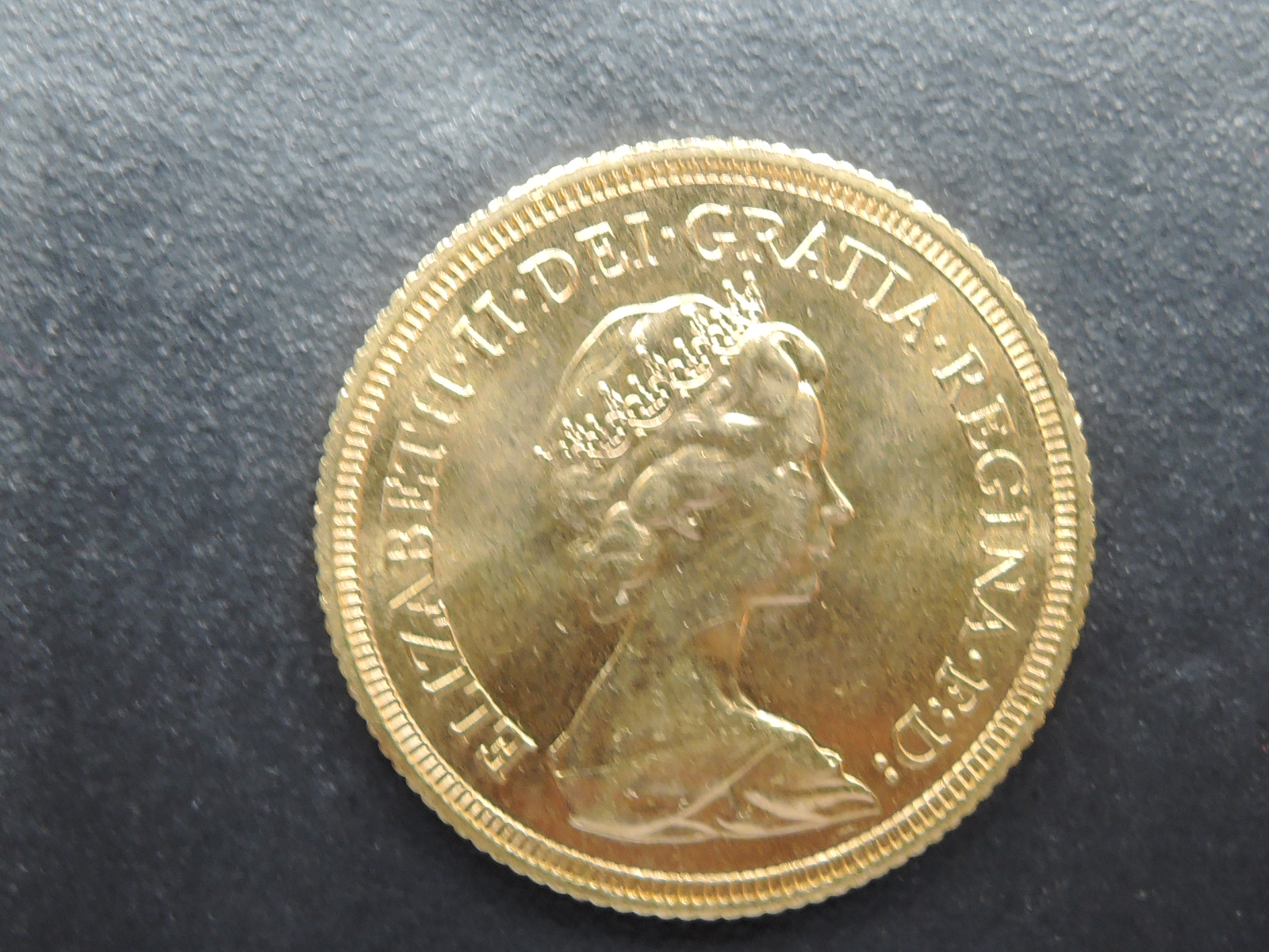 A 1976 Queen Elizabeth II Gold Sovereign, Royal Mint - Image 2 of 2