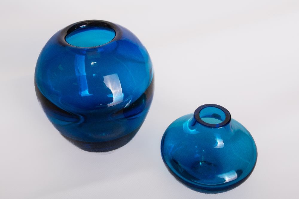 A Whitefriars glass blue ovoid optic vase, designed by Geoffrey Baxter, catalogue number 9585, 13. - Image 4 of 5