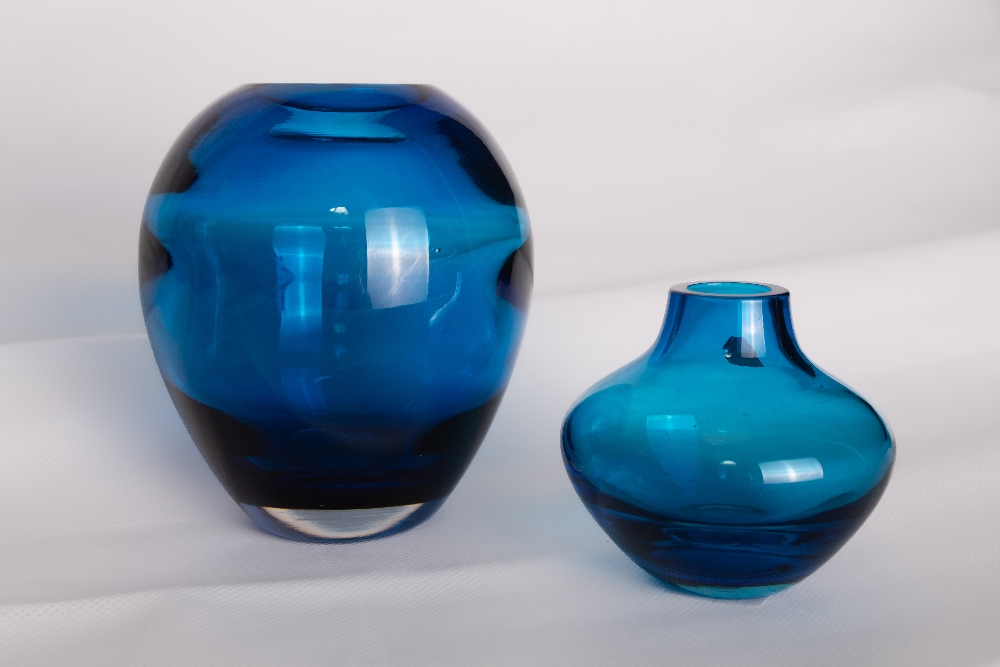 A Whitefriars glass blue ovoid optic vase, designed by Geoffrey Baxter, catalogue number 9585, 13. - Image 5 of 5
