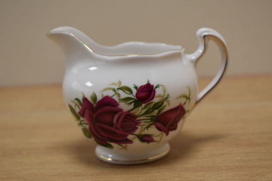 A selection of 20th Century Colclough Amoretta patterned tableware, including lidded tureens, - Image 2 of 3